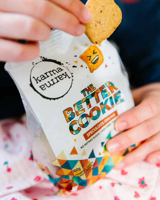 Hand neemt een speculooskoekje uit een zak The Better Cookie Speculoos Dream