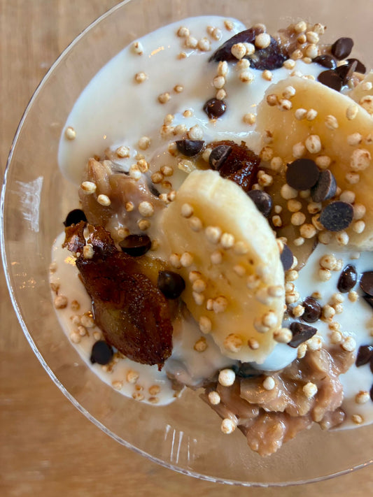 Karamel-banaan havermout met yoghurt & quinoa
