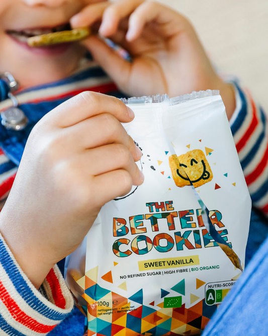Kind eet een koekje uit een zak The Better Cookie Sweet Vanilla